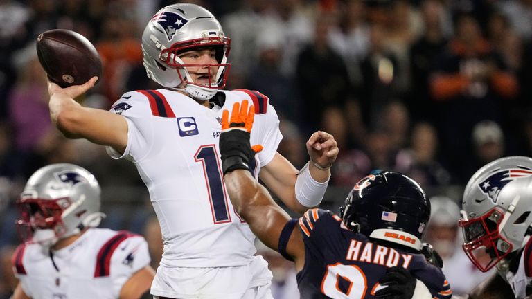 Die Siegesserie der New England Patriots um Quarterback Drake Maye (2.v.l.) von drei Spielen reißt bei den Chicago Bears. 