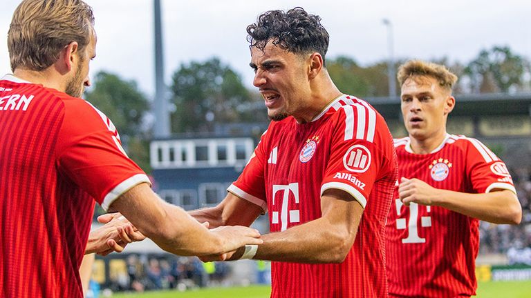 Aleksandar Pavlovic (M) wechselte im Sommer nicht und blieb beim FC Bayern München.