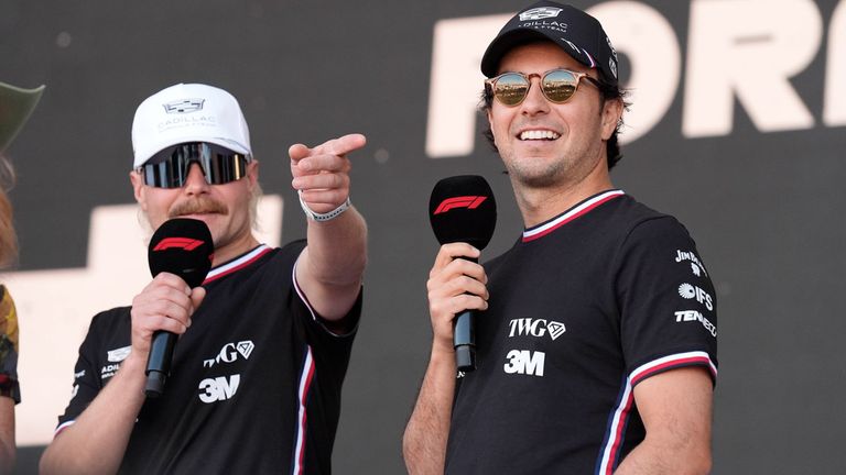 Sergio Perez (r.) hat seinen Vertrag bei Cadillac bis 2029 verlängert.