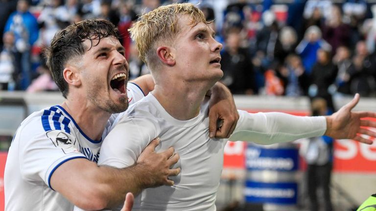 Der MSV Duisburg festigt dank Peter Remmert (r.) die Tabellenführung.