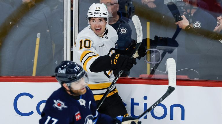  JJ Peterka trifft erneut für die Boston Bruins. 