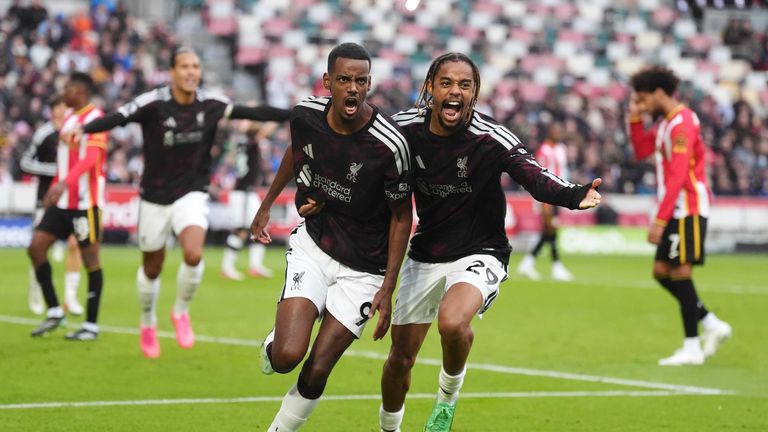 Alexander Isak (l.) feiert den Siegestreffer mit Teamkollegen Bradley Barcola (r.) gegen Brentford. Heute geht es im Heimspiel für Liverpoo 
