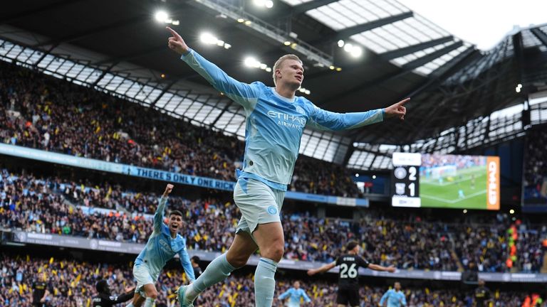 Erling Haaland (vorne) bejubelt seinen Siegestreffer für Manchester City. Heute sind die Sky Blues bei Aston Villa zu Gast. 