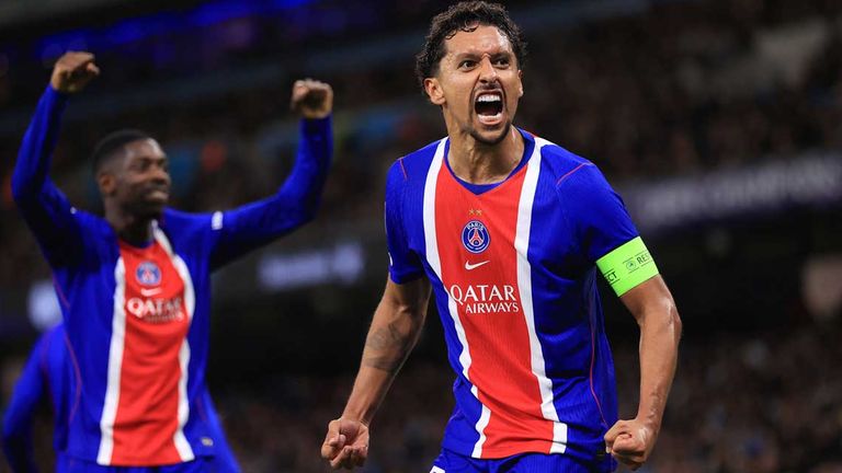 PSG-Kapitän Marquinhos (r.) und Ousmane Dembele bejubeln ein Tor beim Sieg in Manchester.