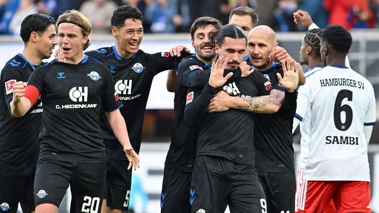 Der SC Paderborn bejubelt den Heimsieg gegen den HSV.