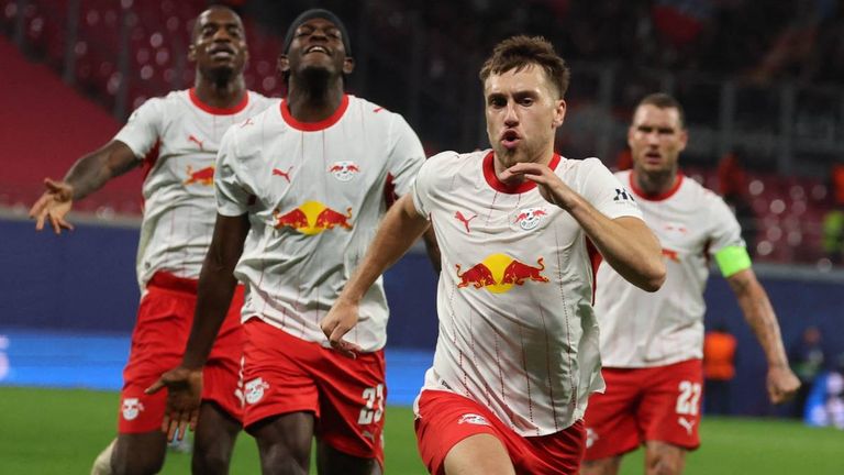 Brajan Gruda (v.) schießt RB Leipzig gegen die PSV Eindhoven zum Sieg.