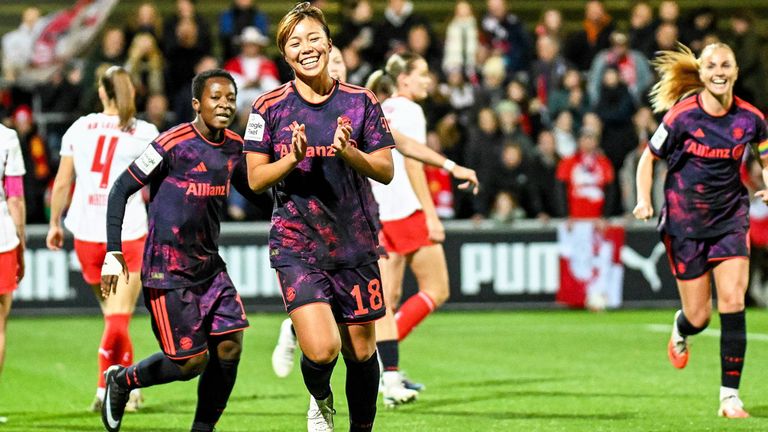Die Bayern-Frauen jubeln über den Erfolg in Leipzig.
