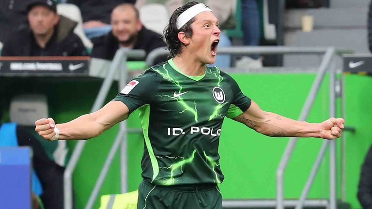 Fabian Reese und sein VfL Wolfsburg jubeln gegen den VfL Osnabrück.