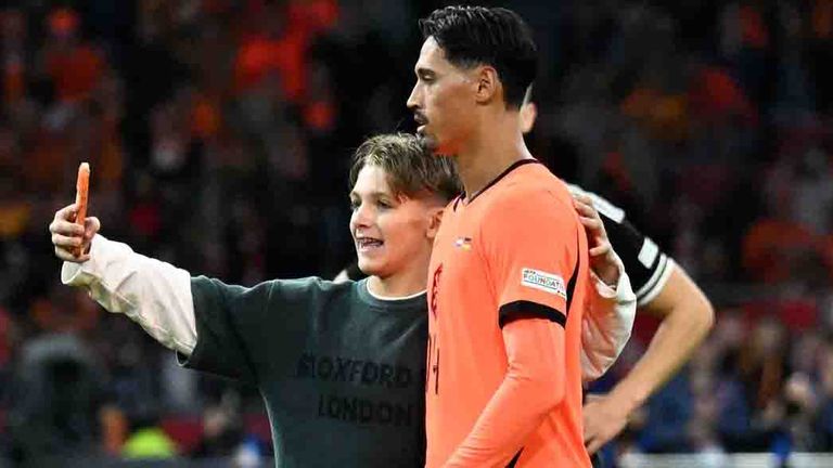 Ein junger Flitzer macht ein Selfie mit Tijjani Reijnders (Niederlande).