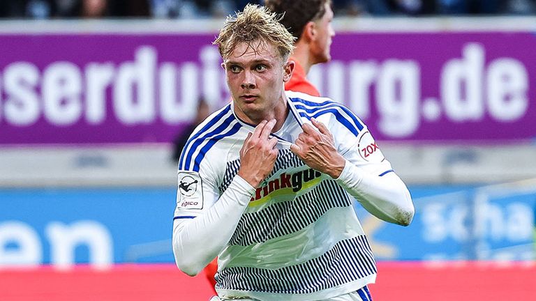 Schalke-Leihgabe Peter Remmert bejubelt seinen historischen Hattrick für den MSV Duisburg.