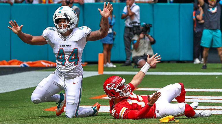 Dolphins-Linebacker Chop Robinson (l.) bringt Chiefs-Quarterback Patrick Mahomes zu Boden und kassiert als Strafe eine Gelbe Flagge.