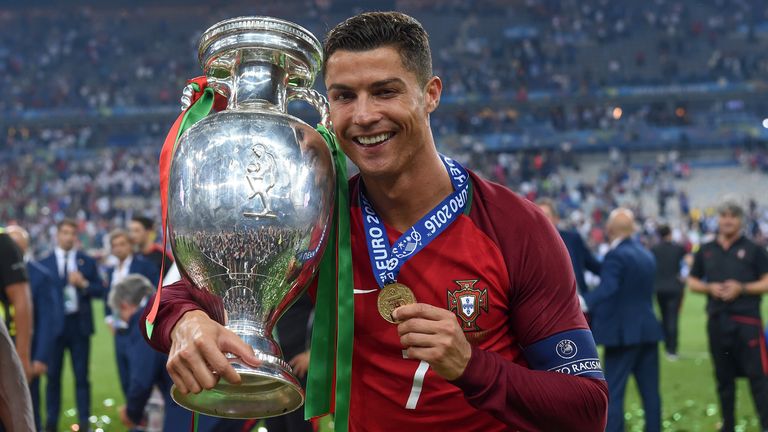 Seinen größten Erfolg feiert Cristiano Ronaldo mit seiner Nationalmannschaft beim Sieg der Europameisterschaft 2016 in Frankreich.