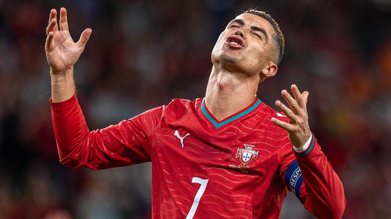 Cristiano Ronaldo wartet nach seiner vorläufigen Suspendierung auf das Urteil des portugiesischen Fußballverbandes.