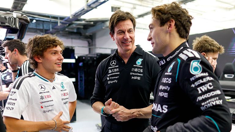 Mercedes-Teamchef Toto Wolff (M) im Gespräch mit seinen Piloten Kimi Antonelli (l.) und George Russell.