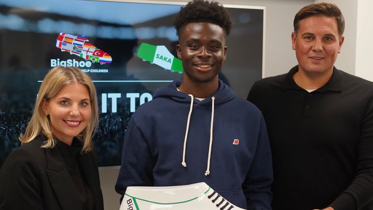 Bukayo Saka (M.) zusammen mit Valerie Fießer (l.) und Florian Goll (r.).