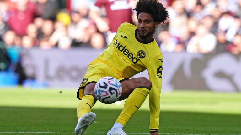 Brentfords Kevin Schade muss gegen Aston Villa verletzt ausgewechselt werden.
