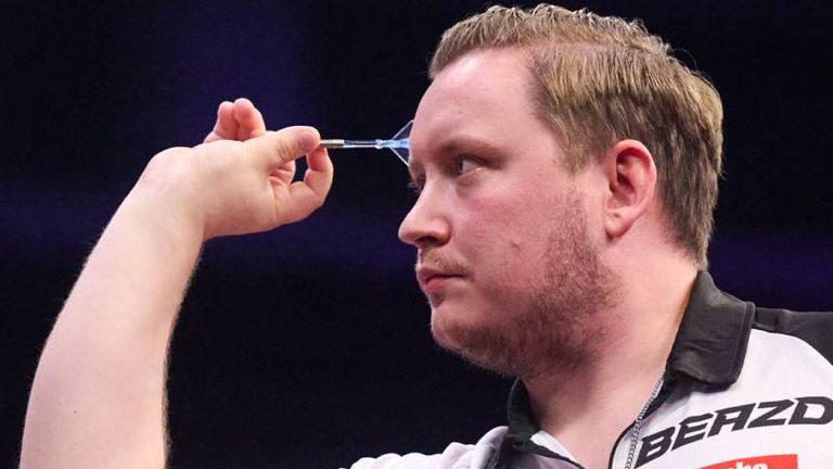 Martin Schindler steht besiegt Jonny Clayton bei der Darts-EM