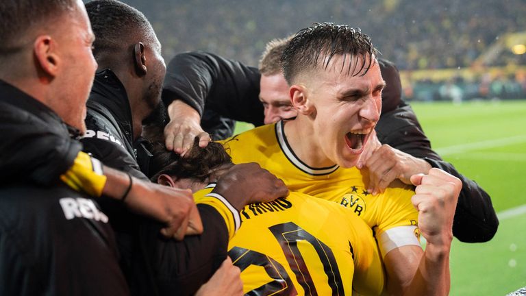 Nico Schlotterbeck bejubelt mit seinen Teamkollegen den späten Einzug ins Pokal-Achtelfinale.