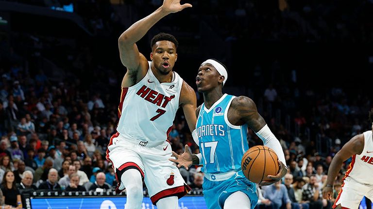 Dennis Schröder (r.) von den Charlotte Hornets setzt sich gegen NBA-Superstar Giannis Antetokounmpo von den Miami Heat durch.