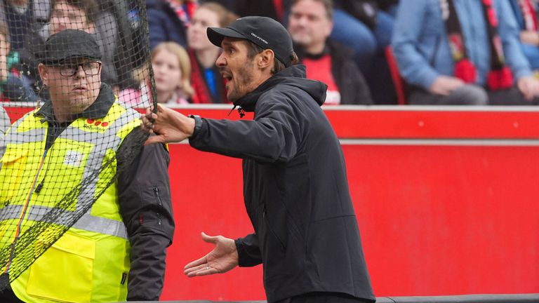 SCF-Trainer Julian Schuster war mit der Protestaktion der Freiburg-Anhänger nicht einverstanden. 