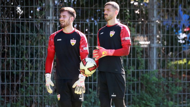Dennis Seimen (li.) steht beim VfB Stuttgart vor dem Bundesliga-Debüt.