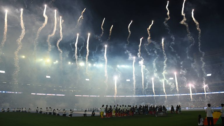 Spektakel pur mit einem gigantischen Feuerwerk nach Schlusspfiff. 