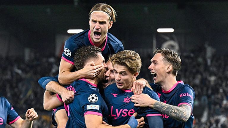 Die Spieler von Viking Stavanger bejubeln ein Tor gegen den FC Bayern München.