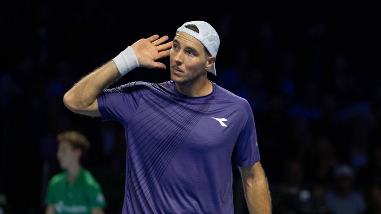 Jan-Lennard Struff hat mit einer bärenstarken Leistung Novak Djokovic in Basel ausgeschaltet. 