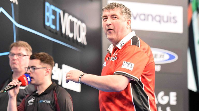 Beim Darts-Turnier in Basel geraten der Österreicher Mensur Suljovic und Englands Ross Smith aneinander. 