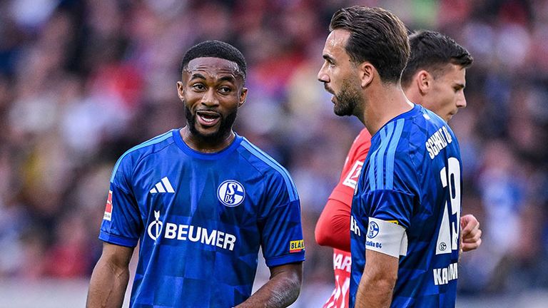 Schalke-Stürmer Moussa Sylla (l.) wird in den kommenden Wochen nicht mit Kapitän Kenan Karaman auf dem Platz stehen können.