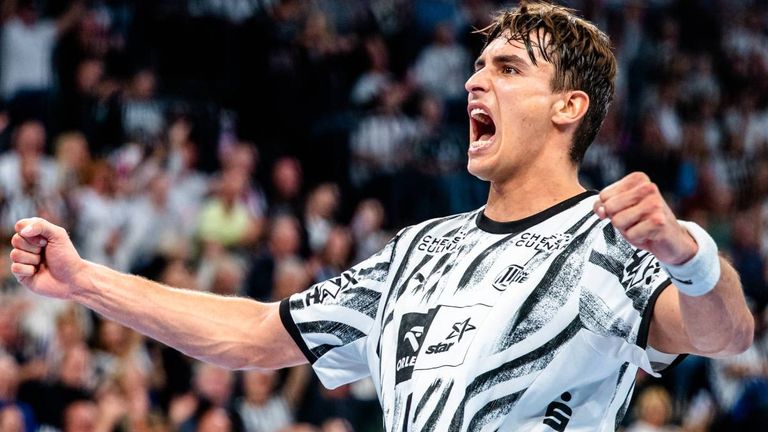 Julian Köster bejubelt ein Tor des THW Kiel