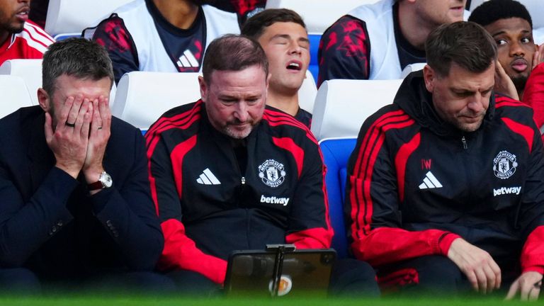 Manchester United verliert auch beim FC Chelsea. Wie geht es für Coach Michael Carrick (li.) weiter?