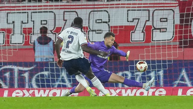 Dayot Upamecano bringt den FC Bayern in Freiburg in Führung.