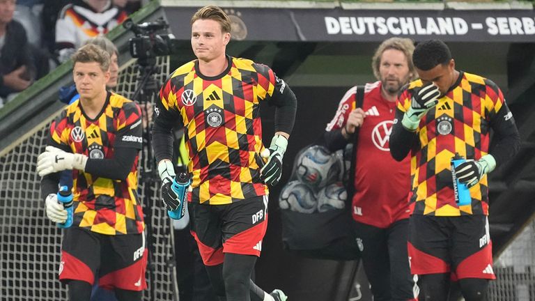 Jonas Urbig (M.) wird auch am Sonntag das DFB-Tor hüten.