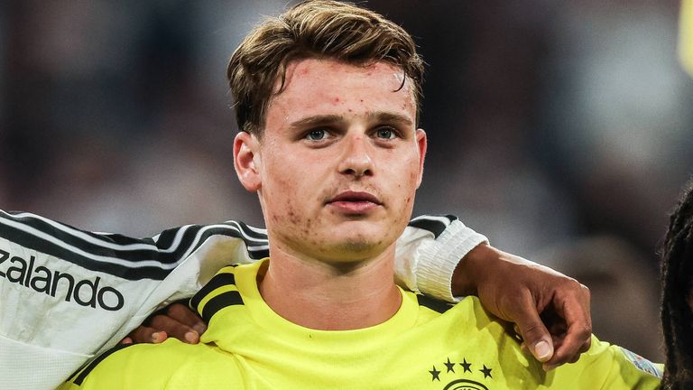 JONAS URBIG: Torwart (23 Jahre, FC Bayern) - am 1. Oktober 2026 vs. Serbien. 