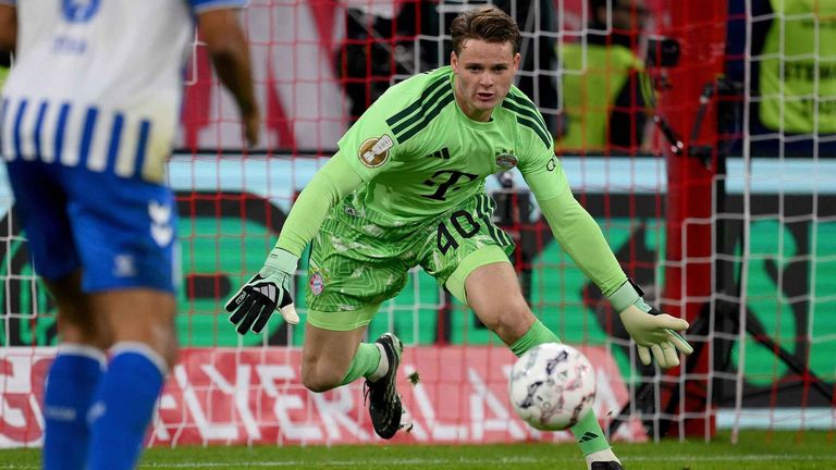 Jonas Urbig erhält durch den erneuten Ausfall von Manuel Neuer die Chance, sich beim FC Bayern als Nummer eins zu empfehlen. 