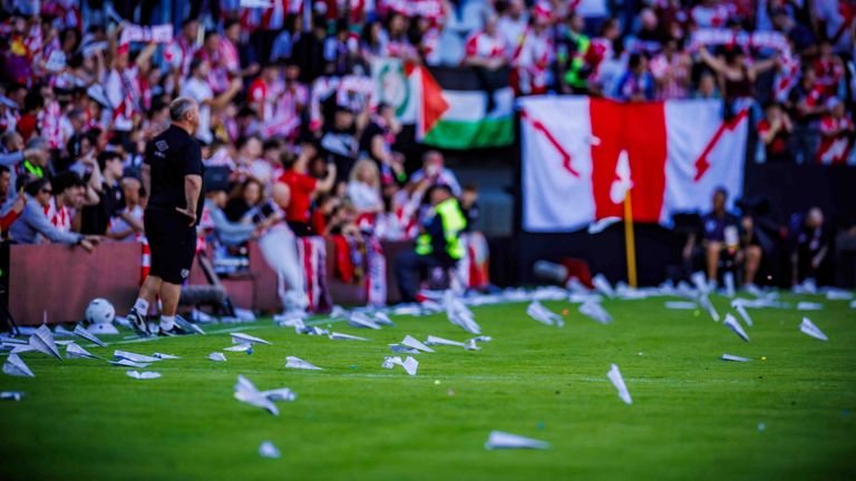 Im Spiel zwischen Rayo Vallecano und Athletic Bilbao fliegen Gegenstände auf den Rasen: Papierflieger und Flummis en mas.