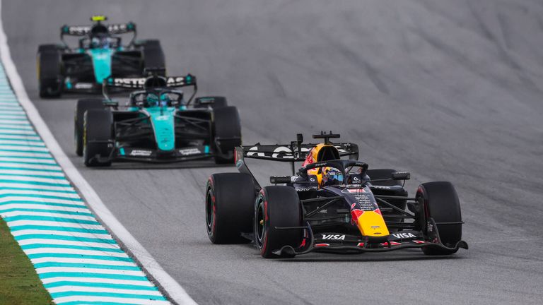 Max Verstappen führt das Rennen in Malaysia an. 