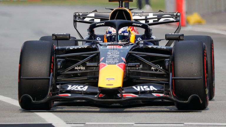 Max Verstappen führt das Rennen in Malaysia an. 