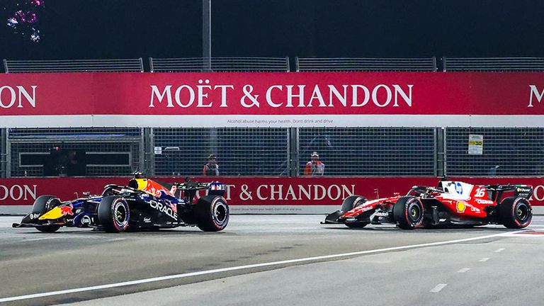 Red-Bull-Star Max Verstappen (l.) führt das Rennen vor Ferrari-Pilot Charles Leclerc.