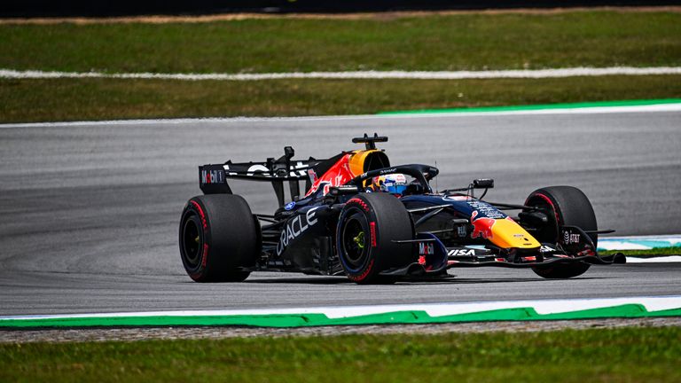 Max Verstappen setzt nach neunjähriger Pause die erste Duftmarke in Malaysia.