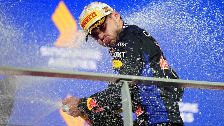 Max Verstappen feiert den Sieg in Singapur.