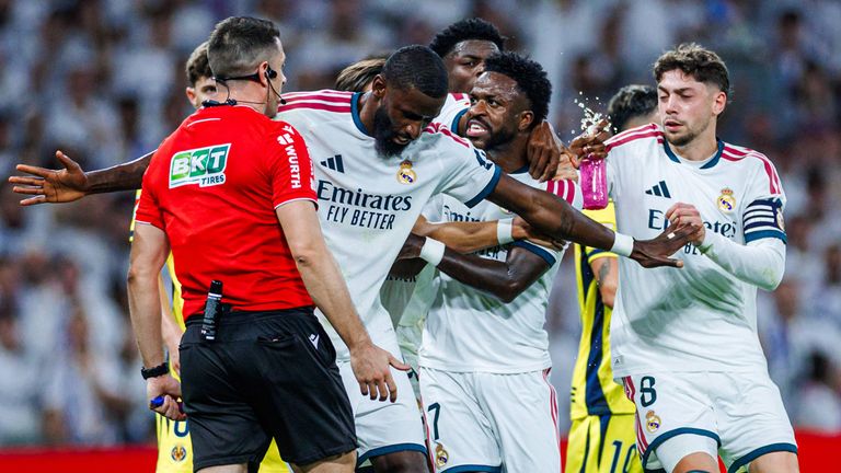 Vinicius Junior sieht die Rote Karte - sein Treffer zählt nicht.