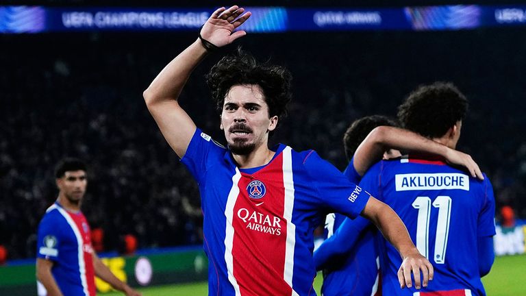 PSG-Star Vitinha bejubelt sein Tor gegen den FC Barcelona.