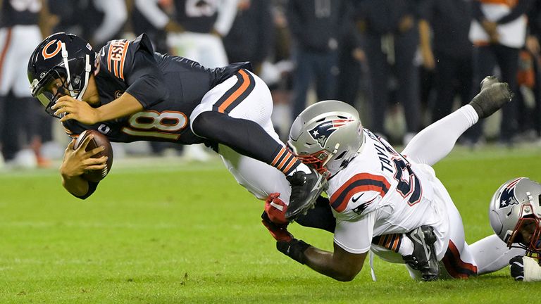 Bears-Quarterback Caleb Williams (l.) hat gegen die New England Patriots die Schuhe von Caddix getragen und das Logo nicht abgeklebt.