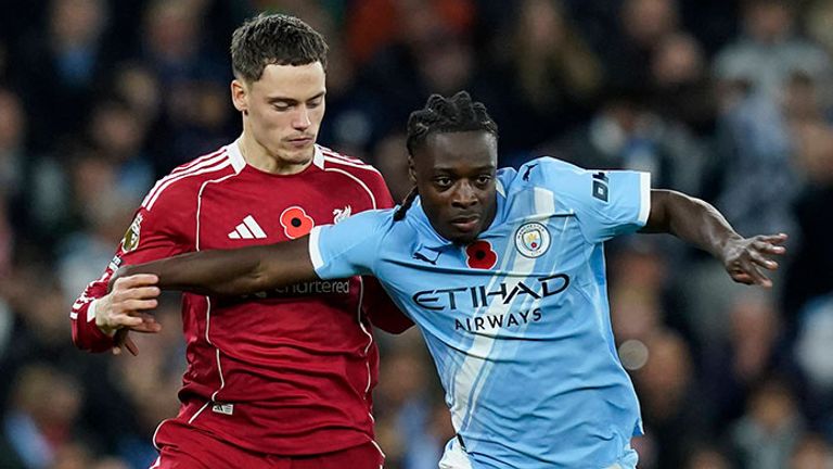 Florian Wirtz (l.) trifft mit dem FC Liverpool auf Jeremy Doku und Manchester City.