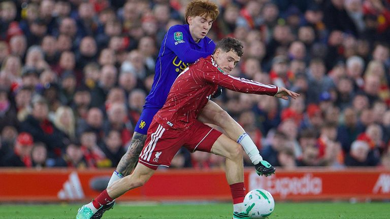 Florian Wirtz (vorne) und der FC Liverpool schlägt den FC Chelsea im Ligapokal-Achtelfinale. 