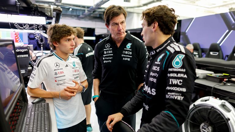 Mercedes-Boss Toto Wolff (m.) mit Kimi Antonelli (l.) und George Russell (r.).