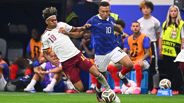Spanien-Juwel Lamine Yamal (l.) und Frankreich-Superstar Kylian Mbappe kämpfen hier bei der WM im Sommer um den Ball.