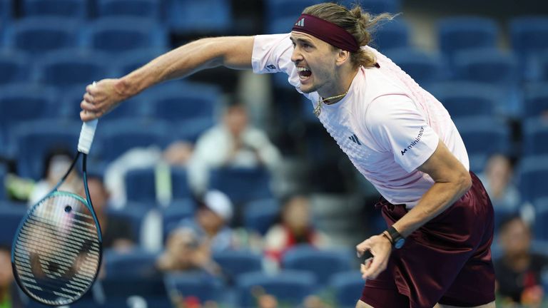 Alexander Zverev fordert Novak Djokovic. 